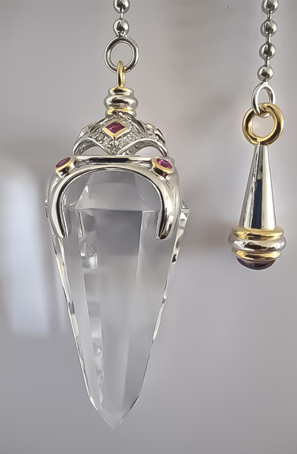 Le pendule Samarkand aux 8 rubis est composé d'un cristal de roche pur à 100%, taillé à la perfection par un maître bijoutier.